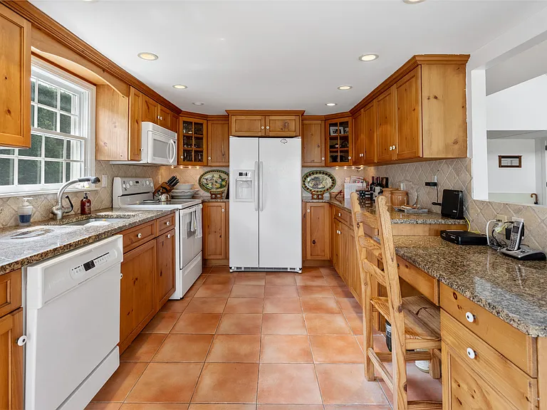 81 Scotts Landing Rd — Photo 10