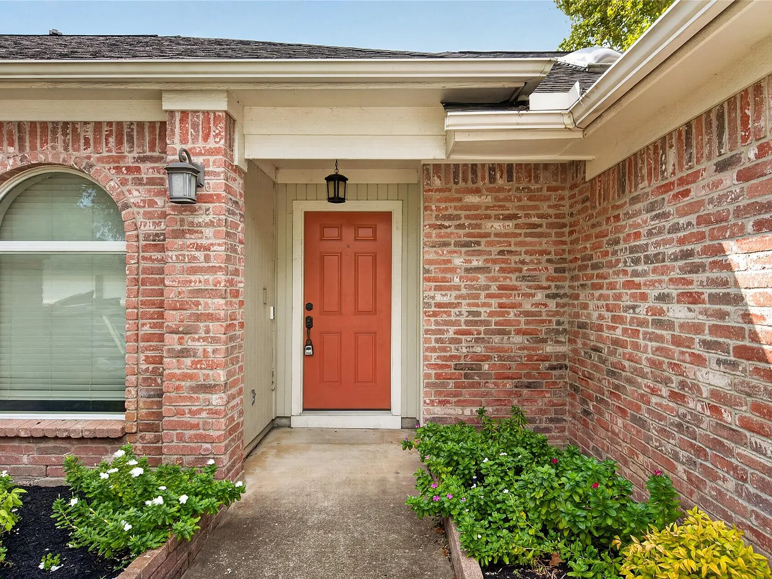 3 bed, 2.0 bath, 1951 sqft, $2,395 — Photo 4