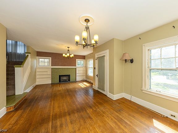5th image of 2955 Essex Rd
