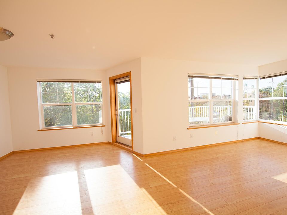 1st image of 432 NE Ravenna Blvd APT 401