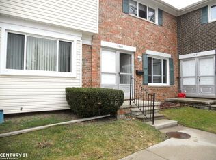 8232 Farnum Cir, Warren, MI 48093