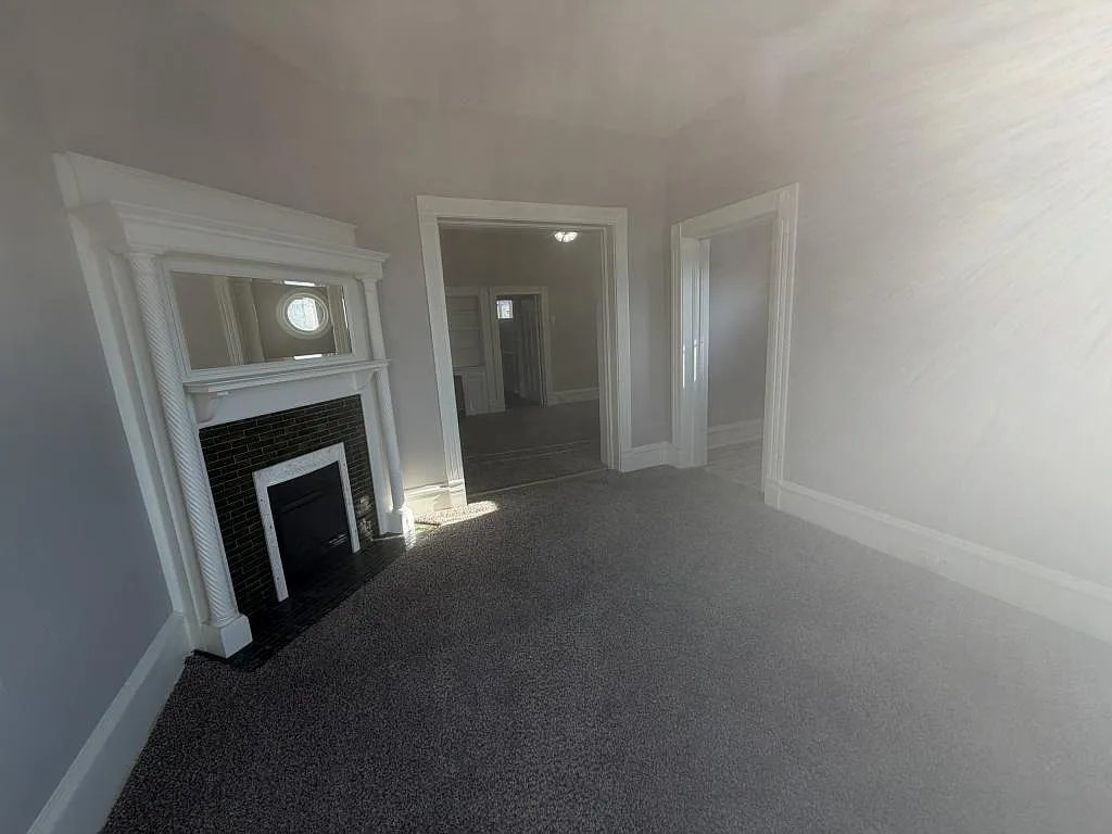 425 W Silver St — Photo 3