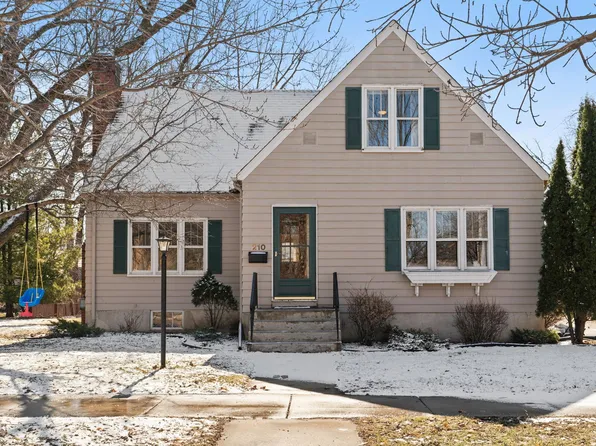 210 1st St E, Chaska, MN 55318