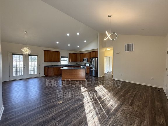 4th image of 1043 Julian Dr