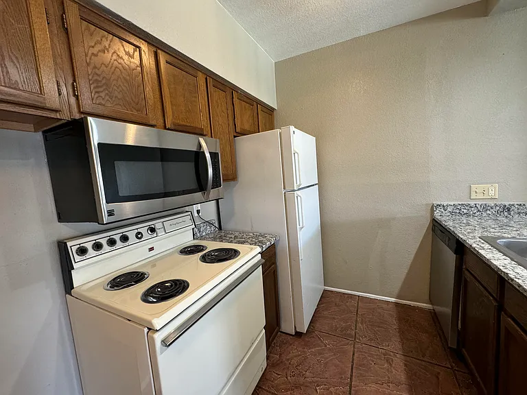 Renovated 2br2ba Kitchen (Renovated 2br1ba and 1br1ba are similar)