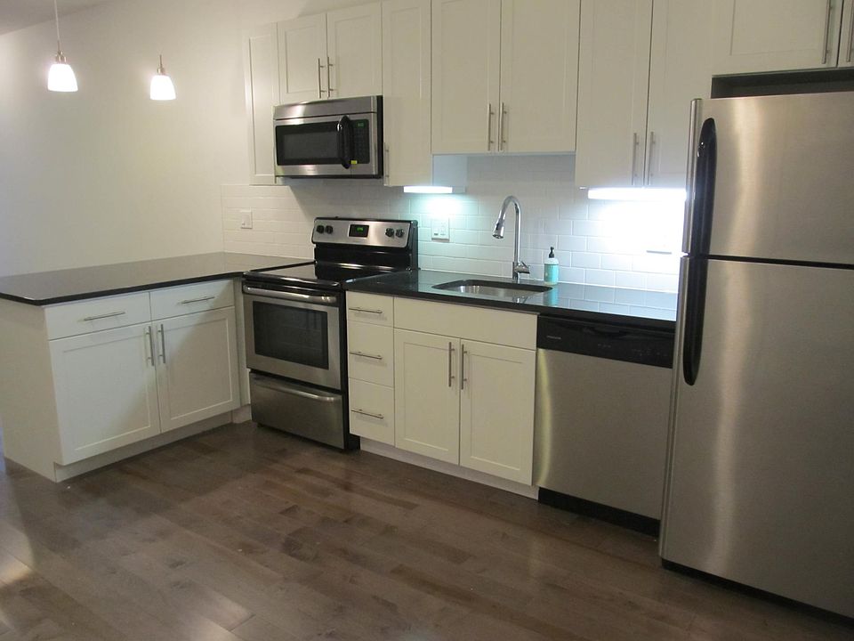 Open Kitchen w/ Breakfast Bar