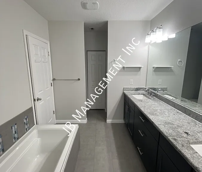 215 Washington Ave — Photo 5