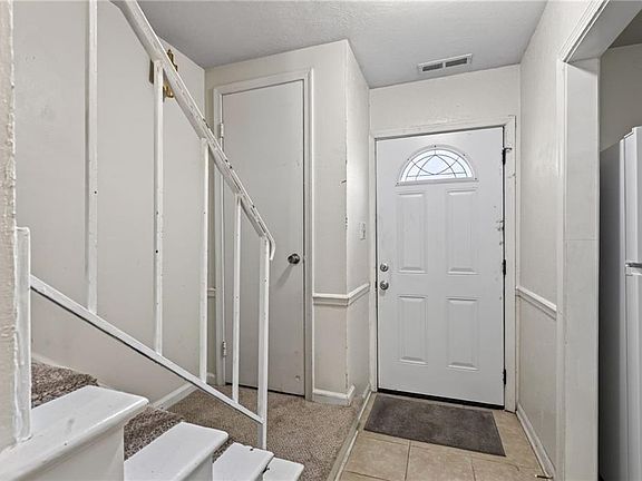 2nd image of 833 Windom Pl