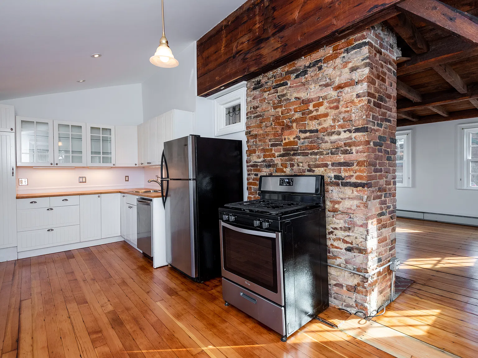 2 bed, 900 sqft, $2,300 — Photo 1