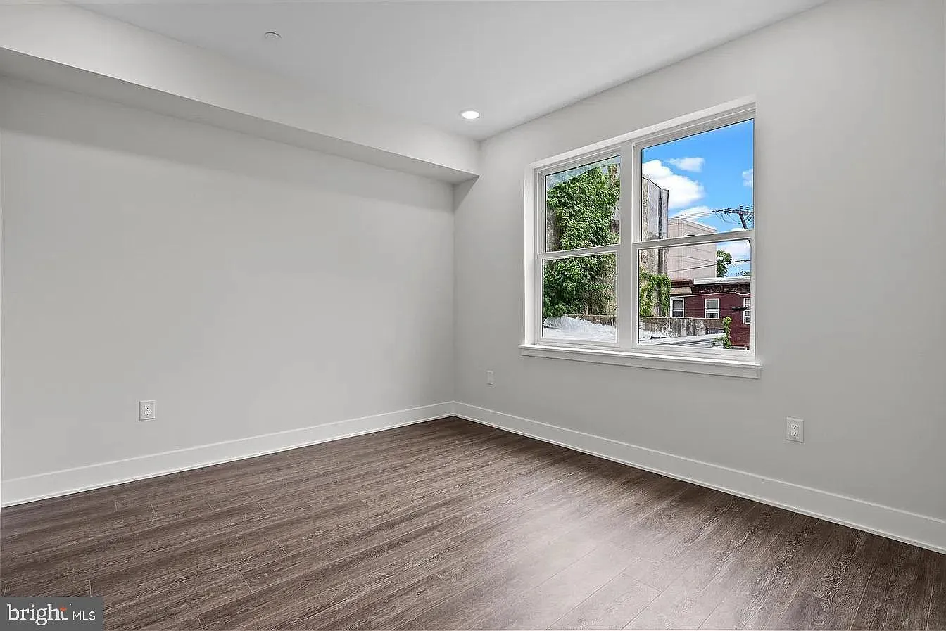 3 bed, 1350 sqft, $2,595 — Photo 3