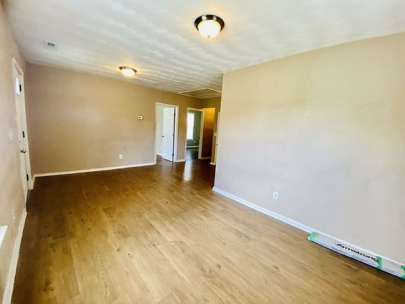 4th image of 2836 Beachmont Ave