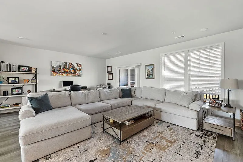 3 bed, 2.5 bath, 2317 sqft, $2,749 — Photo 3