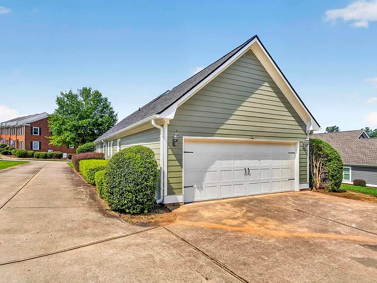 1081 Carriage Ridge Dr — Photo 9