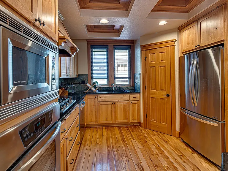 2601 NW Crossing Dr — Photo 4