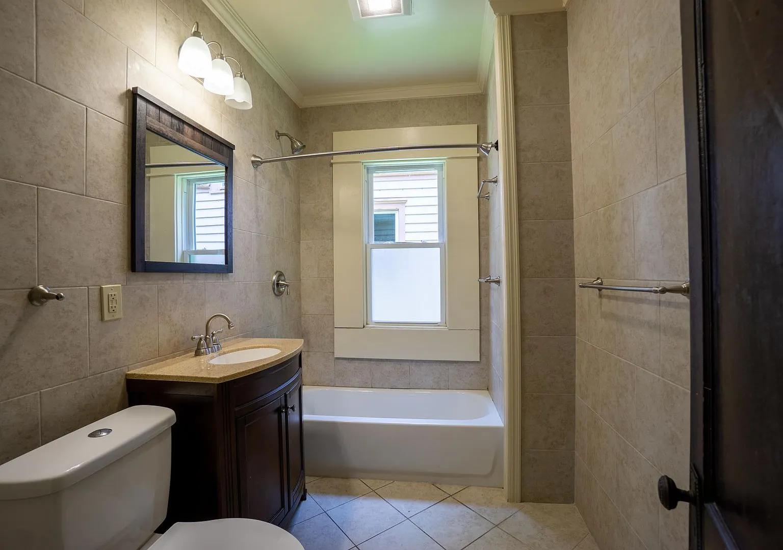 716 Euclid Ave - Available 8/1/27 - Spacious First Floor Apartment Close To Campus — Photo 3