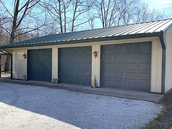 Garage on parcel 2