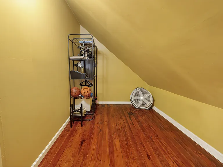 Walk-in closet Bedroom 1