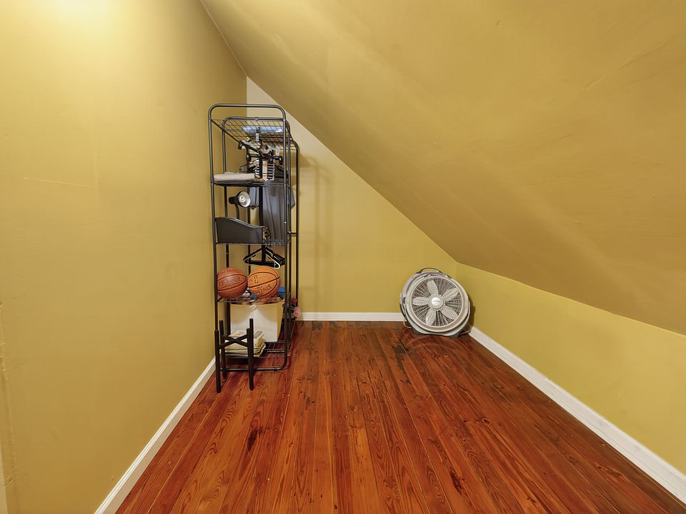 Walk-in closet Bedroom 1