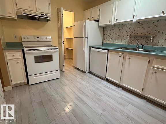 3rd image of 2071 Saddleback Rd NW
