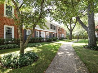 1607 Pebblecreek Dr, Glenview, IL