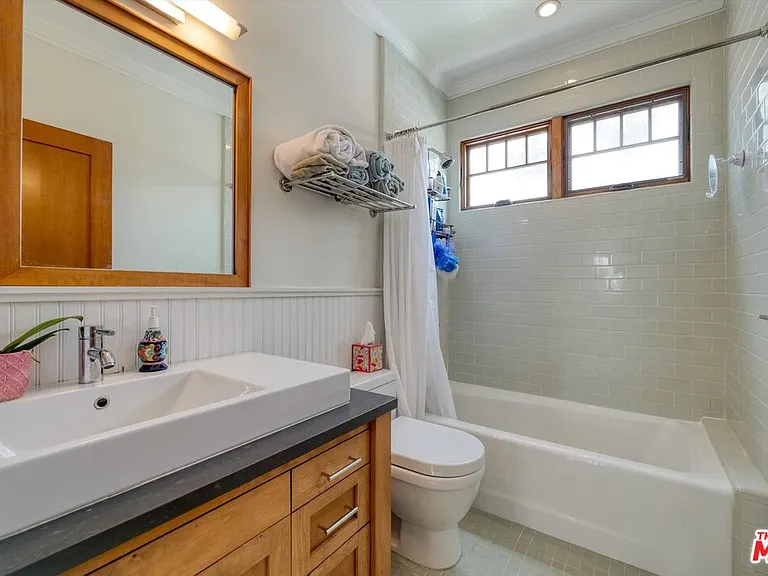 933 Venezia Ave — Photo 23