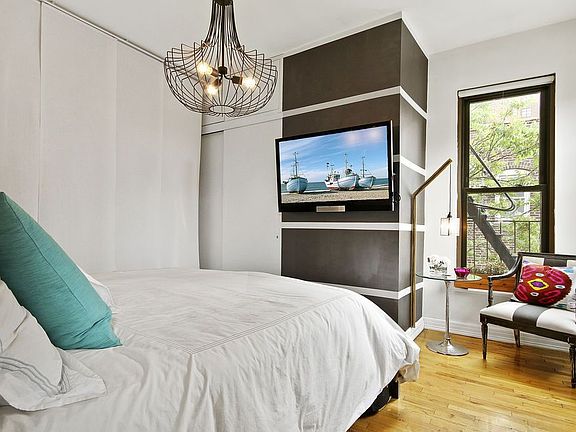 5th image of 310 W 18th St APT 5C