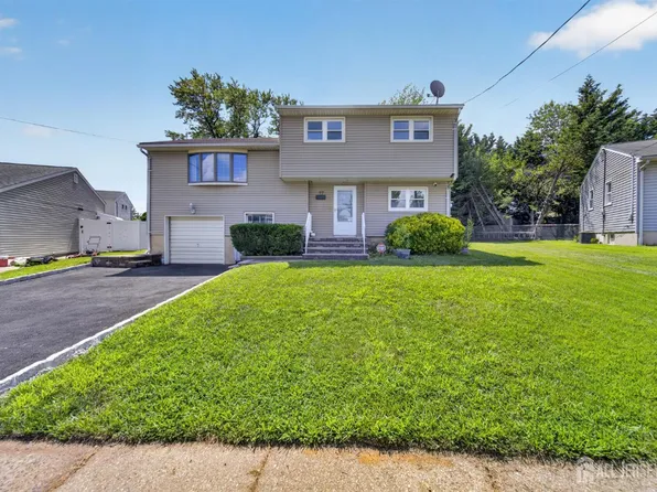 17 Wedgewood Dr, Carteret, NJ 07008