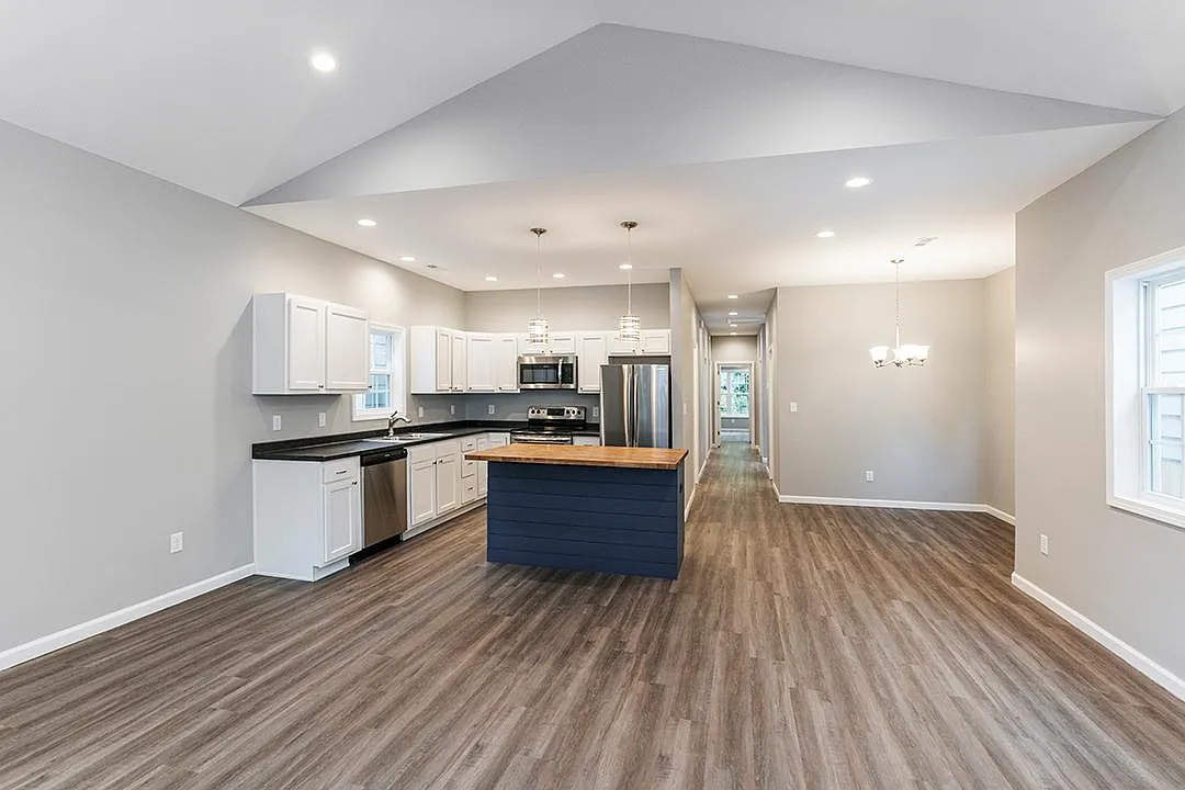 250 E Loudon Ave — Photo 2