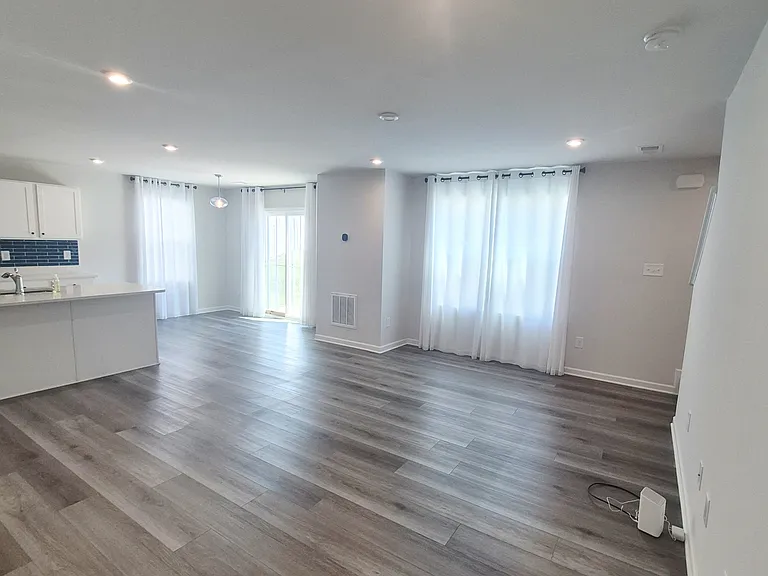 130 Robinia Rd — Photo 2