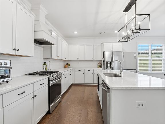 3rd image of 2502 Fountainview Ct