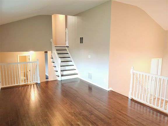 5th image of 55 Foxwood Dr