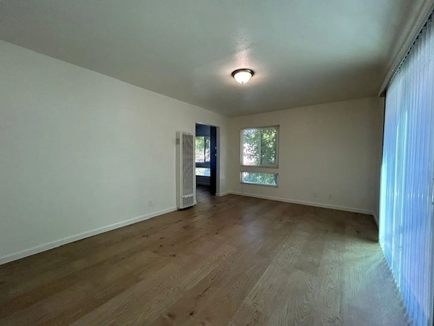 Spacious 1 Bedroom-with Hardwood floors throughout-close to shopping and transportation — Photo 3