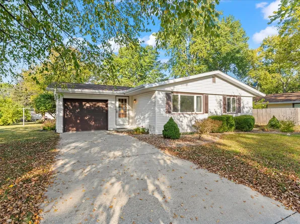 708 Jackson St, Monticello, IL 61856