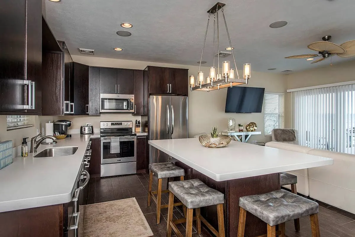5 bed, 2.5 bath, 2000 sqft, $4,500 — Photo 3