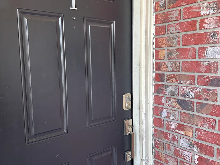 2826 Dupont St S #1 — Photo 2