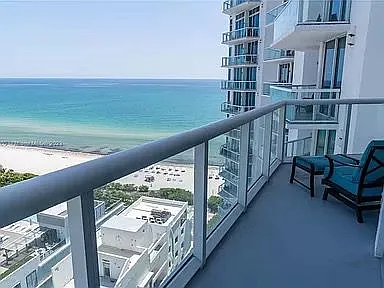 Collins Ave, Miami Beach — Photo 3