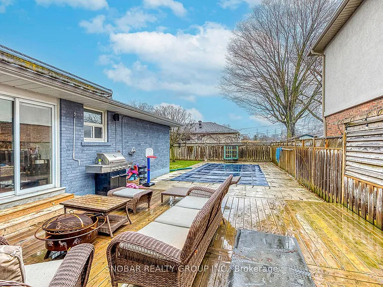 52 Decarie Cir — Photo 25