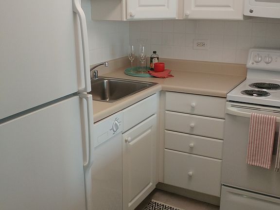 4th image of 323 E Ontario St #1006