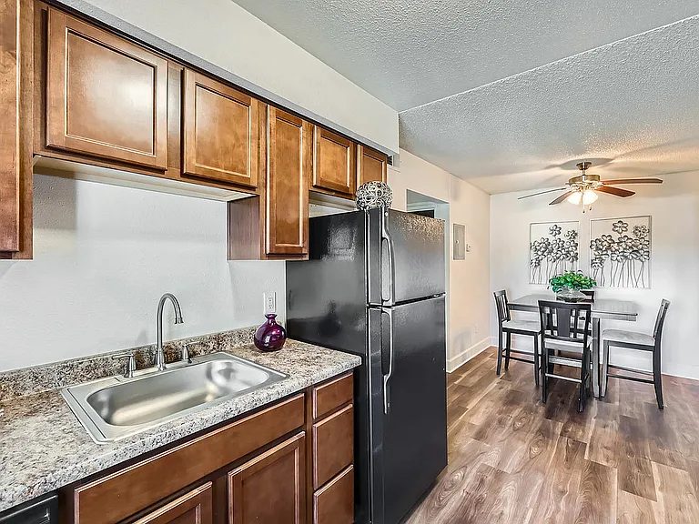 Step into a welcoming kitchen and dining space, perfect for family gatherings.
