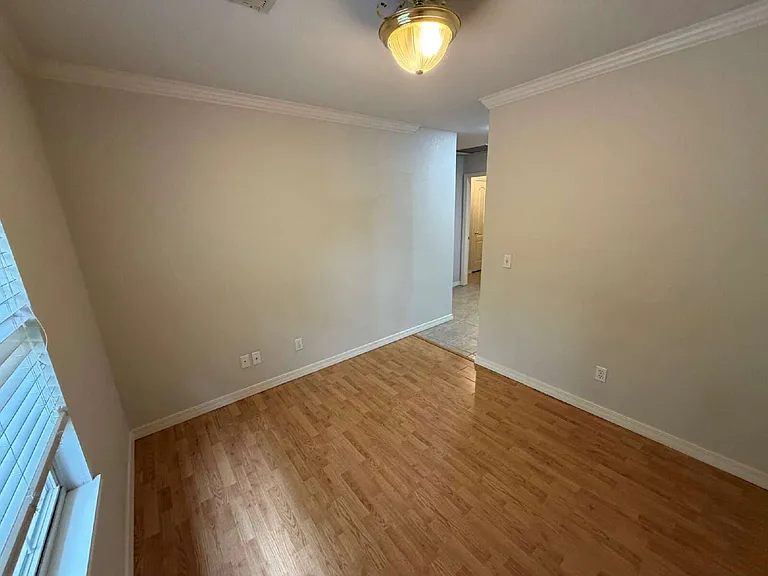 111 E Rock St — Photo 8