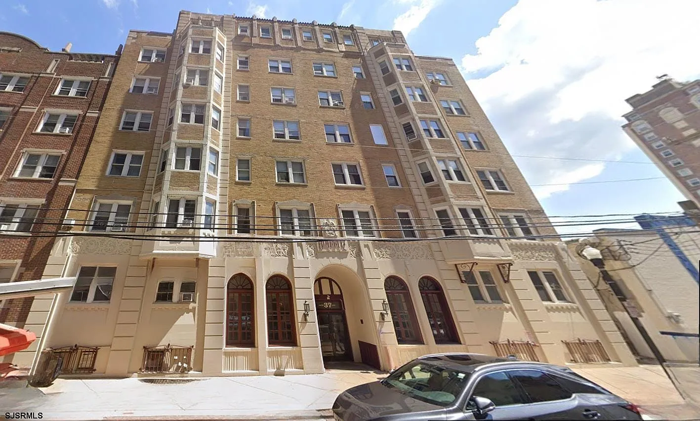 37 S Iowa Ave — Photo 1