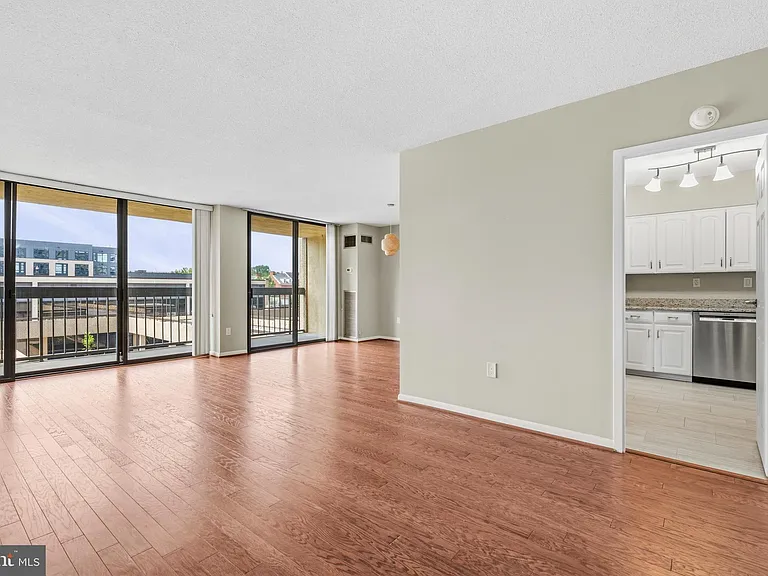 400 Madison St #310 — Photo 8