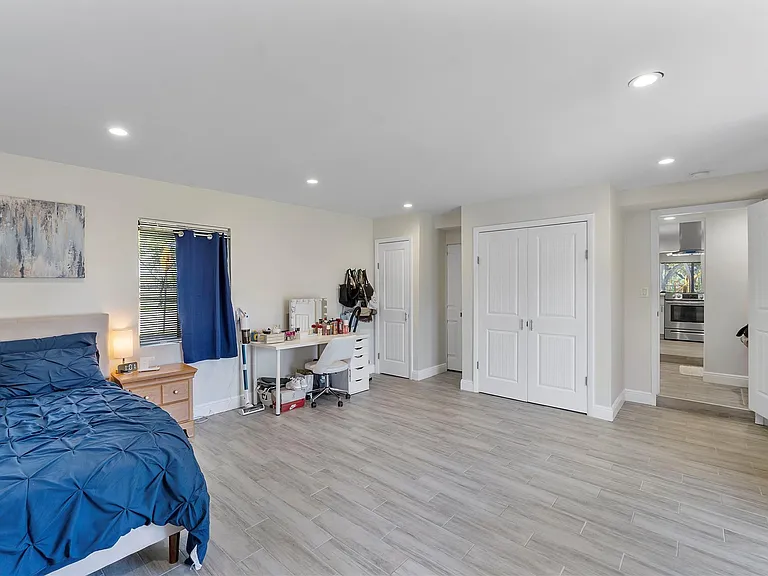 342 SW 22nd St — Photo 11