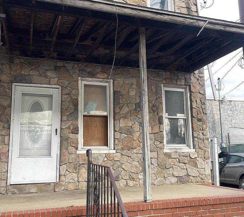 1st image of 409 Flower St
