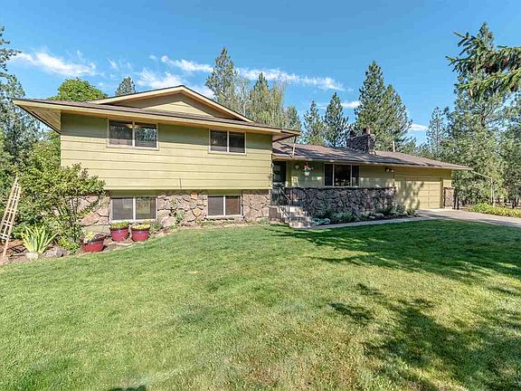 2nd image of 219 N Pine Cone Ln