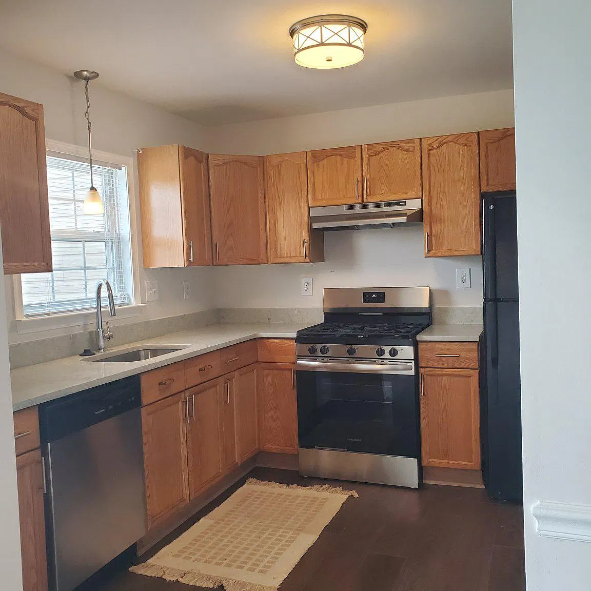 3 bed, 2.5 bath, 1332 sqft, $1,800 — Photo 2