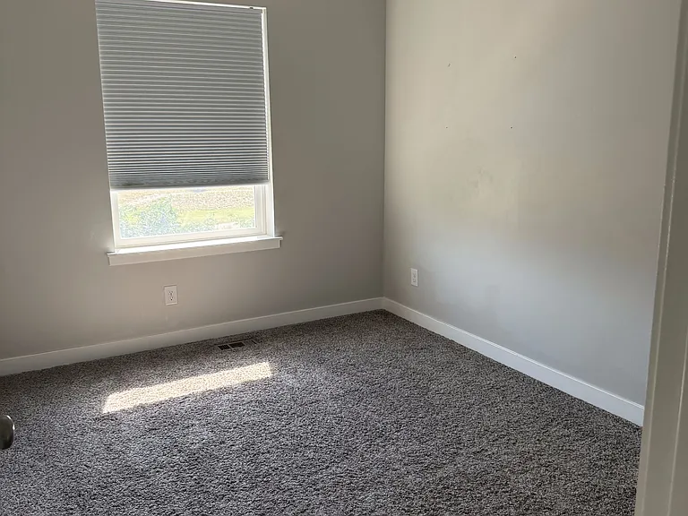 2543 N Drexler Dr — Photo 12