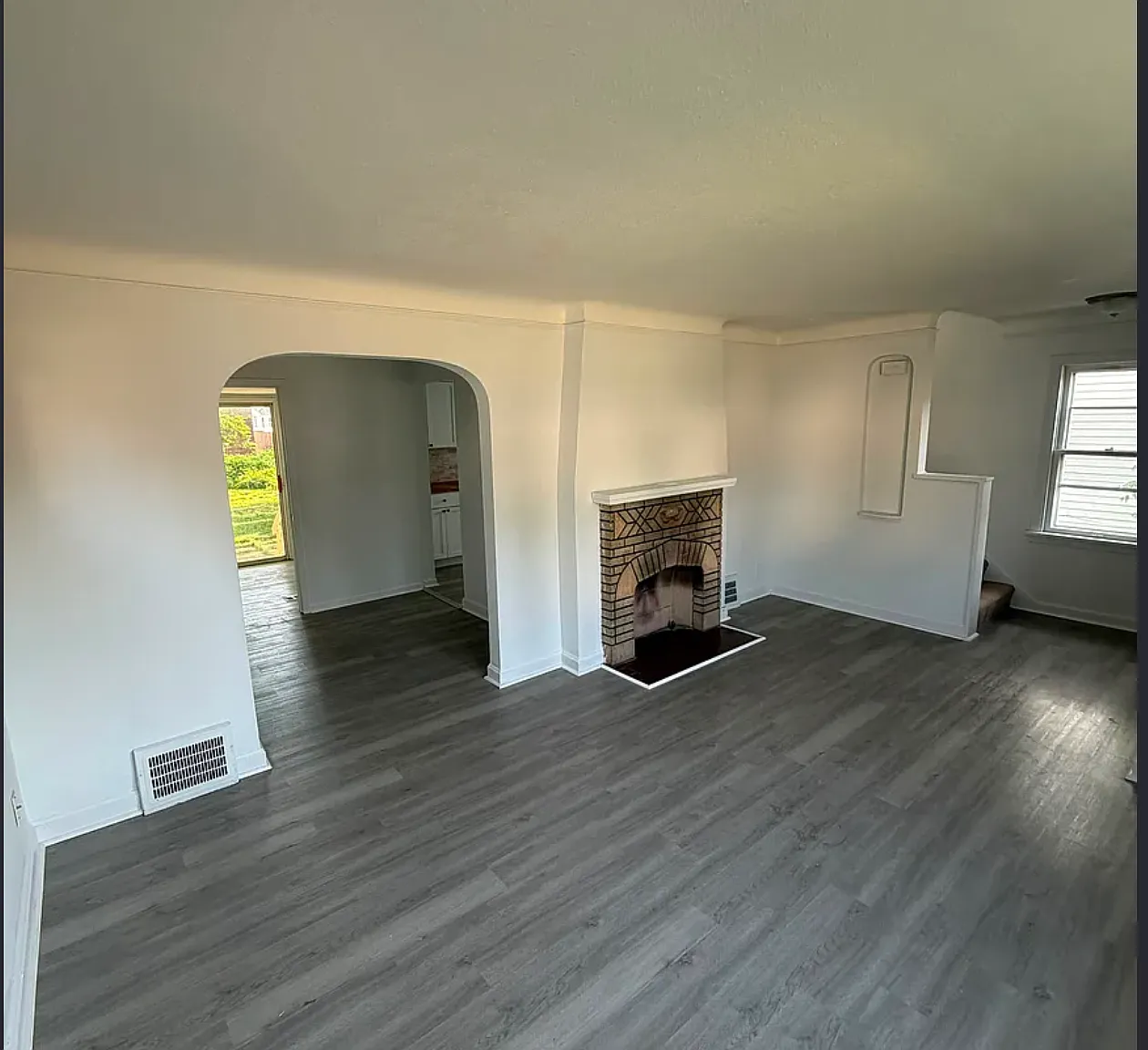 4 bed, 1100 sqft, $1,830 — Photo 4