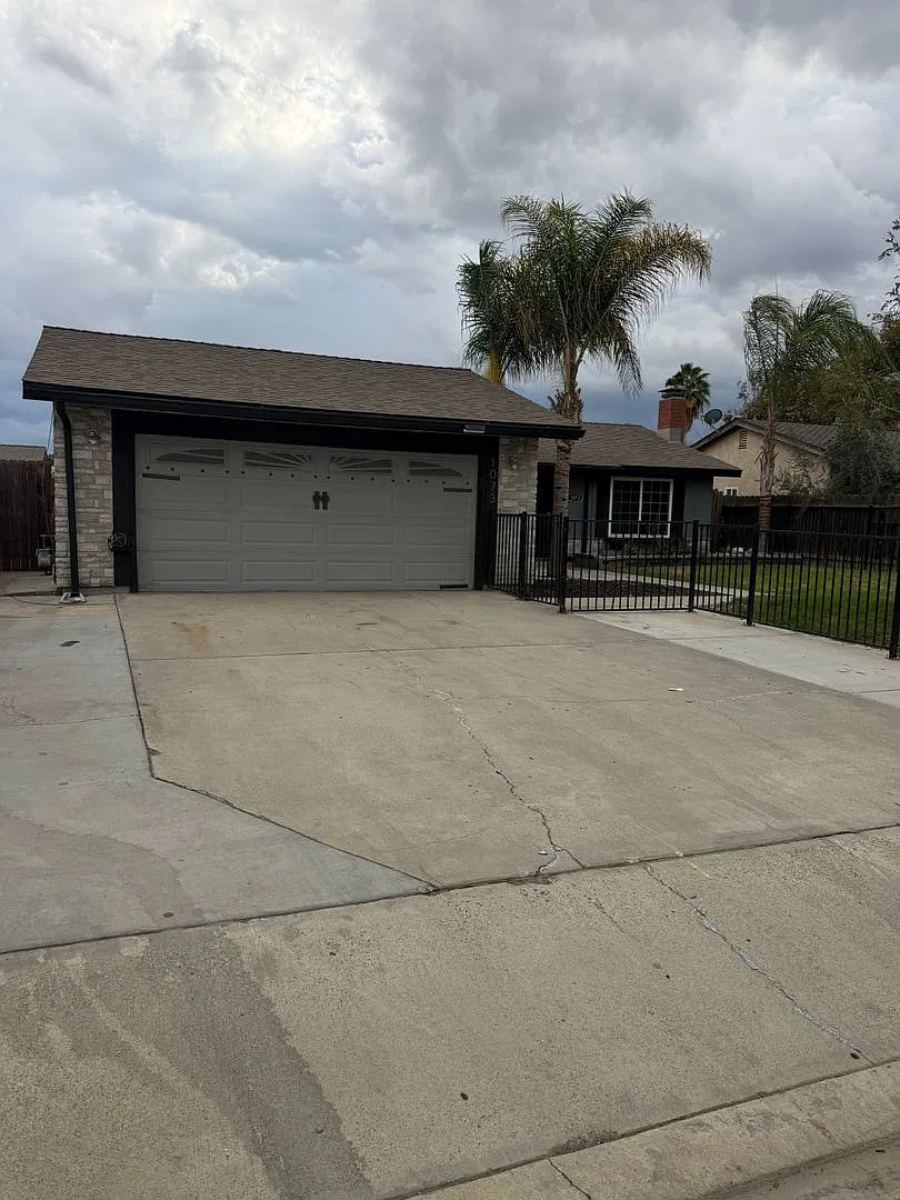 Charming 3 bedroom 2 bathroom home located in North Hanford — Photo 2