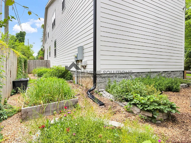 704 W End Cir — Photo 45